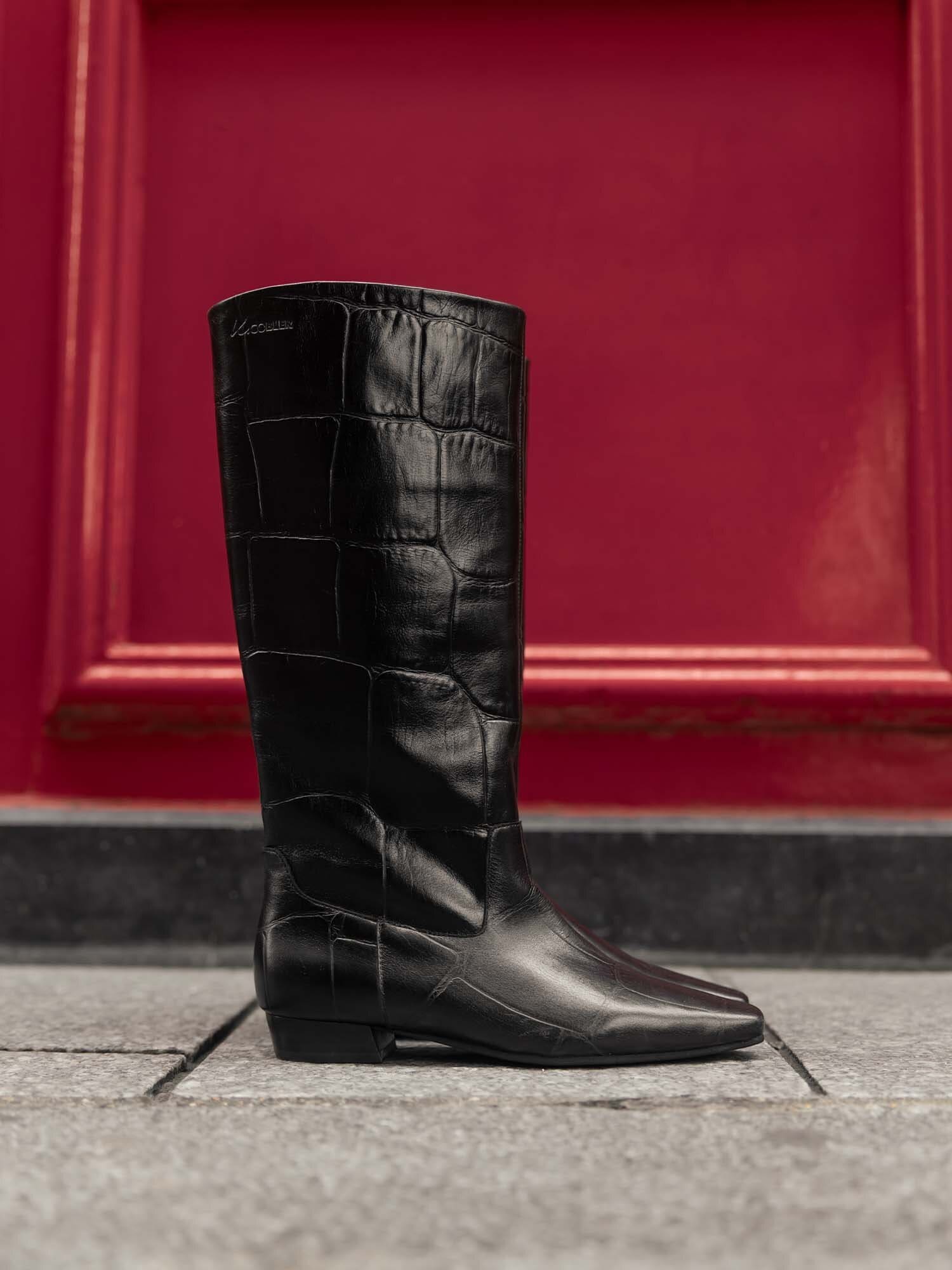 https://instore.scorett.se/pub_docs/files/scorett_shoes-and-trends_ayta_b_stovlar_aw25_01.jpg