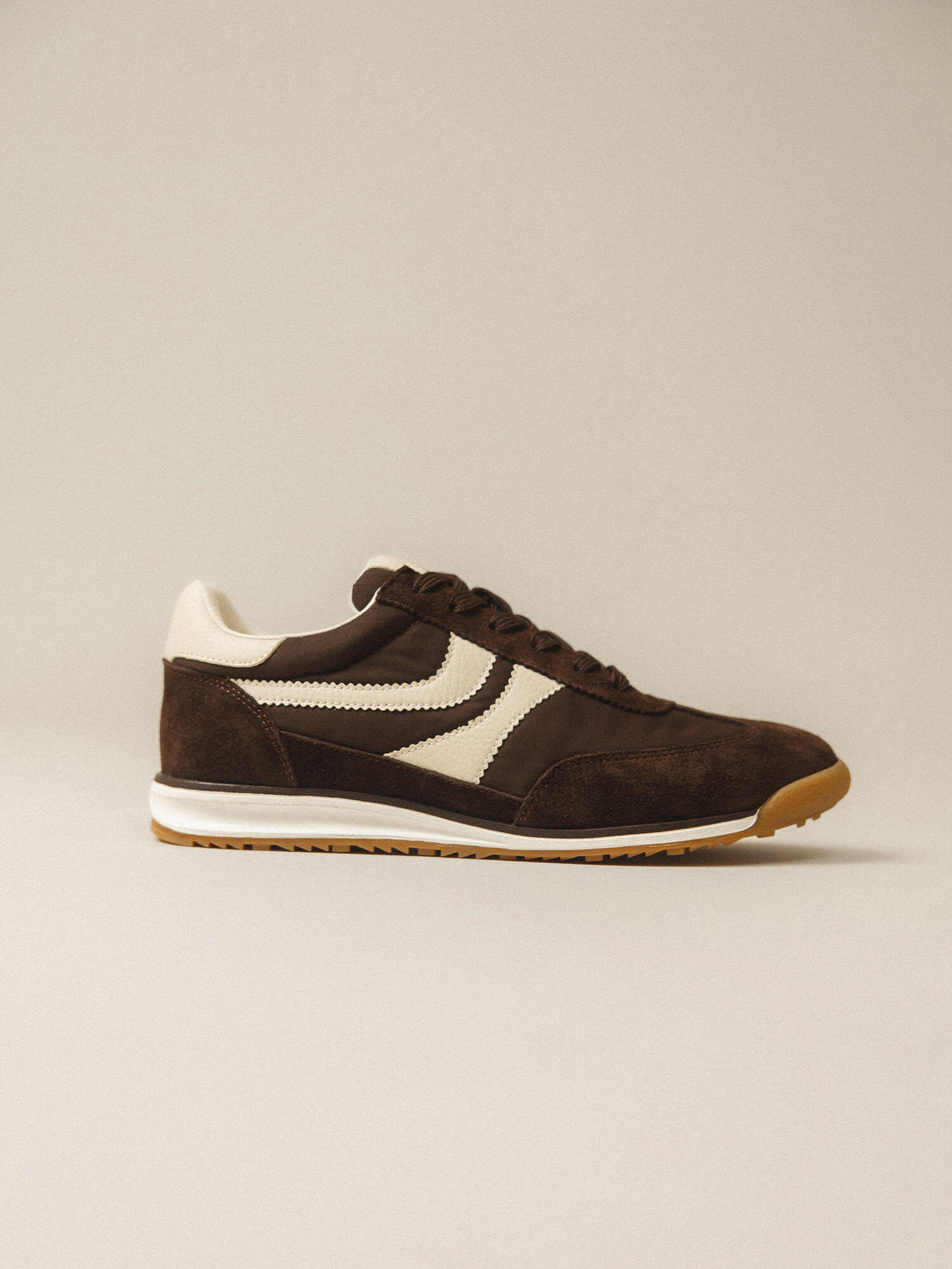 https://instore.scorett.se/pub_docs/files/scorett_shoes-and-trends_sneakers_aw25_01.jpg