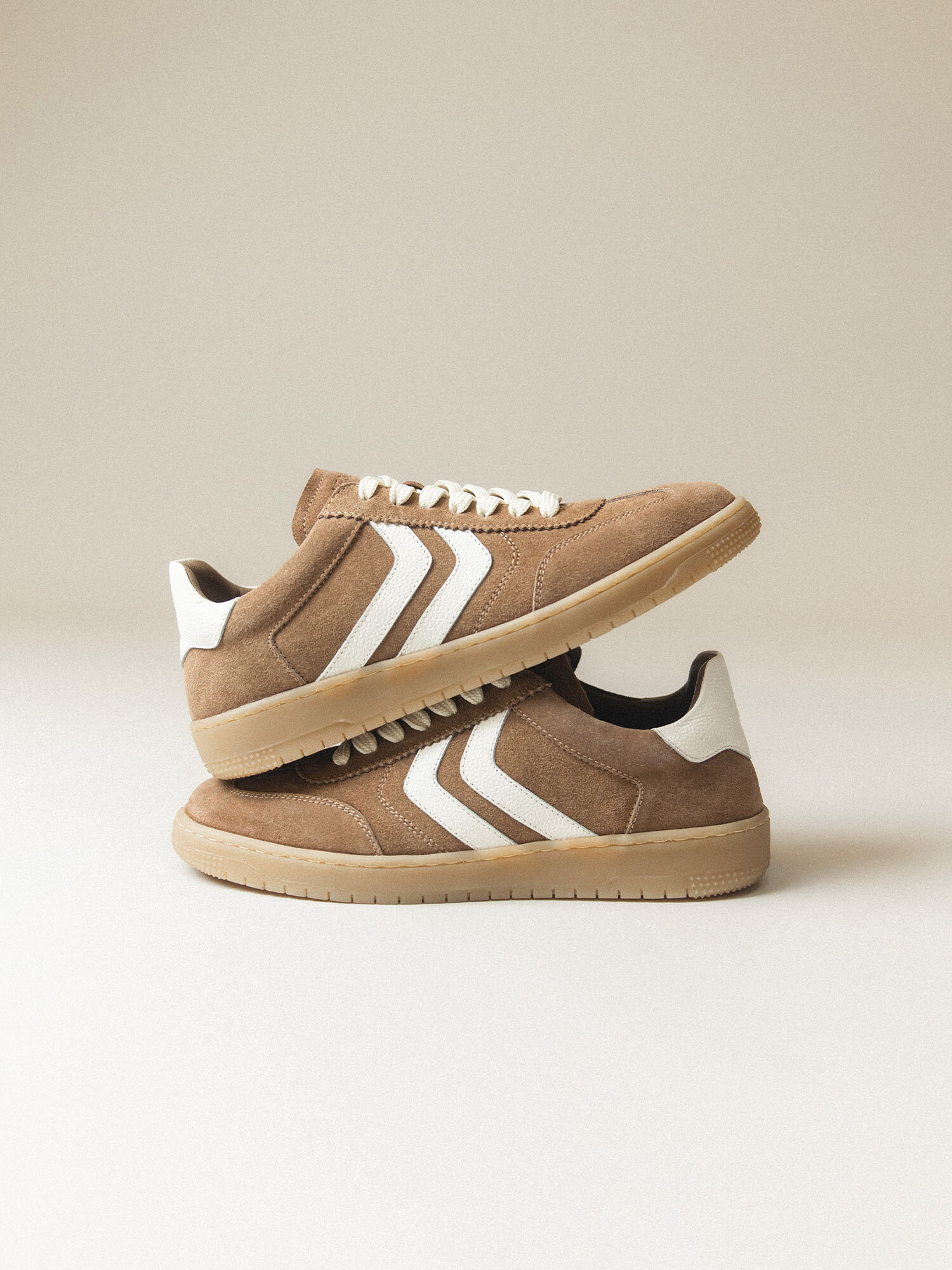 https://instore.scorett.se/pub_docs/files/scorett_shoes-and-trends_sneakers_aw25_02.jpg