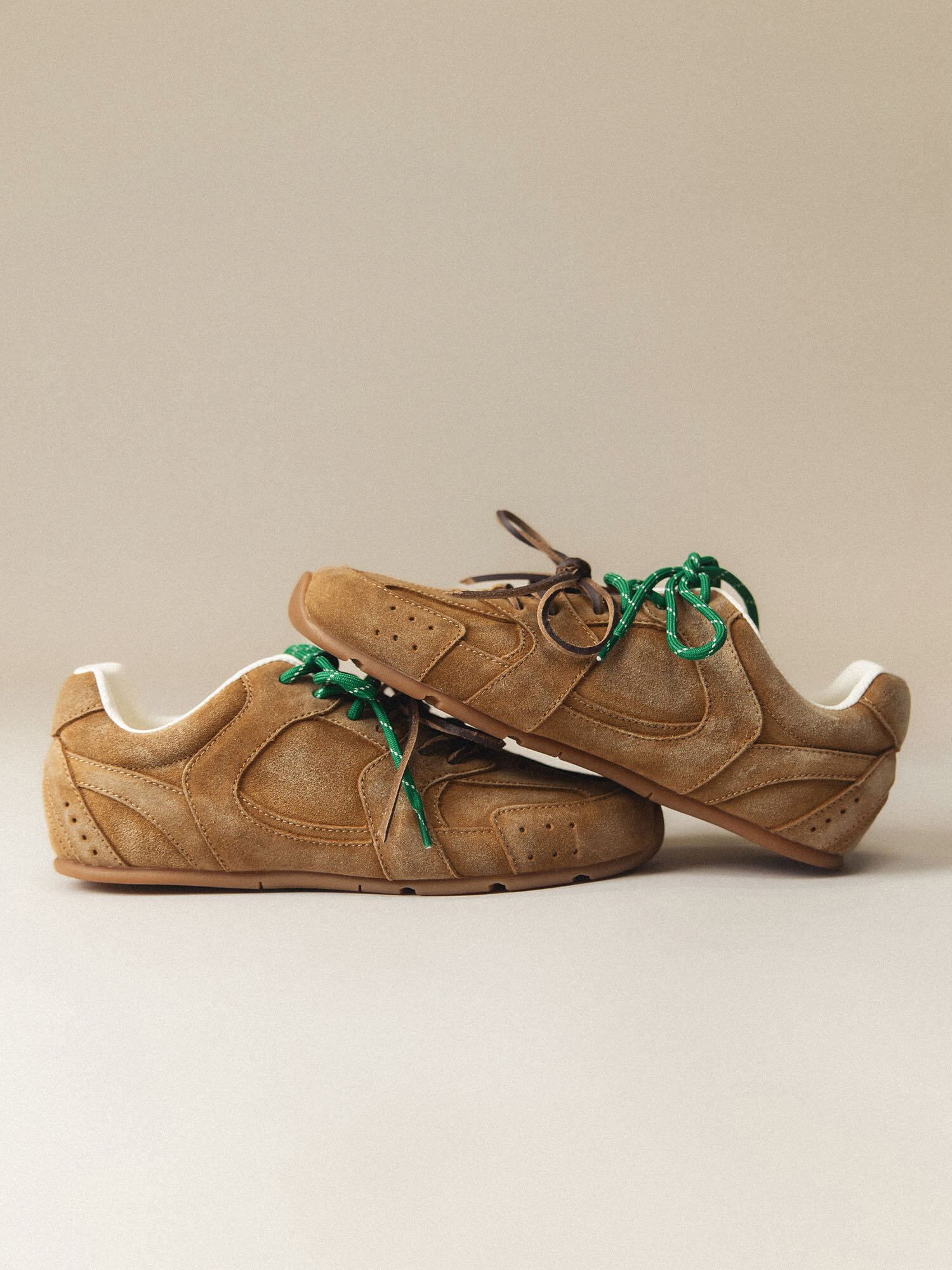 https://instore.scorett.se/pub_docs/files/scorett_shoes-and-trends_sneakers_aw25_05.jpg