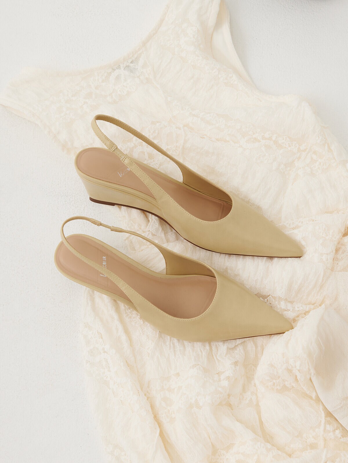 https://instore.scorett.se/pub_docs/files/summer_b-puff_kampanj_SLINGBACKS_2603_Oldbury-Kcobler_1200x1593.jpg